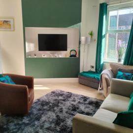 Canalside View House - Modern 11 Bed Retreat in the Yorkshire Dales, Hotel in Lindley