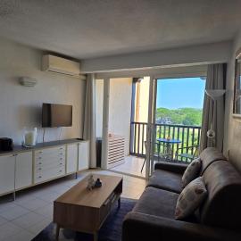 Bright apartment with golf course view, hotell i Gassin