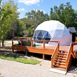 Beautiful Lofted Dome with Cozy Deck and Charming Design in Elgin, Texas, Hotel in Elgin