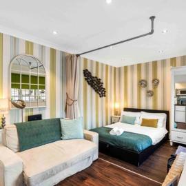 Between Piers, the stylish studio flat in Cannon place