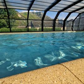 Escapade Montagne en Famille, appartement cosy avec piscine couverte, hotel en Bielle
