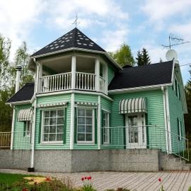 Viihtyisä huvila Savonlinnan Lehtiniemessä