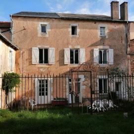 Grande maison de ville avec jardin Valence en Poitou pour 8 à 14 personnes, hotel a Couhé-Verac