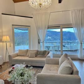 Luxury Wellness Villa mit Schlossblick - Sauna & Whirlpool, hotel Lahnsteinben
