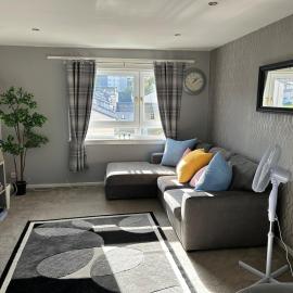 Spacious two bedroom flat, entire property, hotel in Greenock