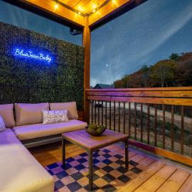 Luxury Cabin, Near Parkway, Hot Tub, 3 BR, WiFi