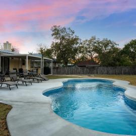 Porch & Pour - Hot Tub & Fire Pit