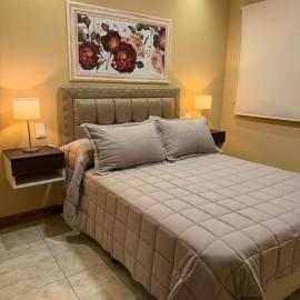 Modern apartment in Azul, comfort and style with patio, hotel en Azul