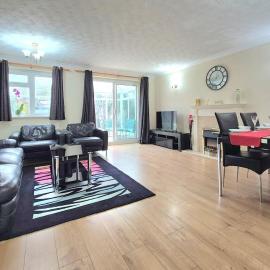 Crescent House - 3 Bedrooms, 2 bathrooms, large lounge, sunny conservatory, full kitchen, parking for 2 cars