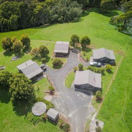 Rustic Hut Bush Retreat, Hotel in Penguin