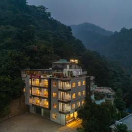 Perfectstayz Premium Pinaaki Rooftop cafe with Ganges view, hotell i Rishīkesh