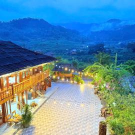 Homestay duy mạnh gần suối nước khoáng nóng trạm tấu، فندق في Cham Ta Lao