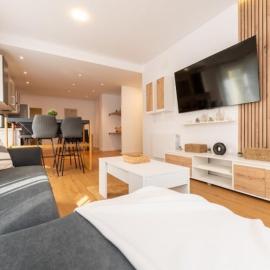 Spacious Deluxe Basement Ideal for 8 guests, hotelli kohteessa Santander