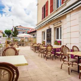 Viesnīca Hôtel de la Gare pilsētā Sinjēležē