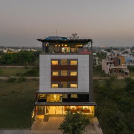 Perfectstayz Premium Shree Narayana at Mahakal temple road、ウッジャインのホテル