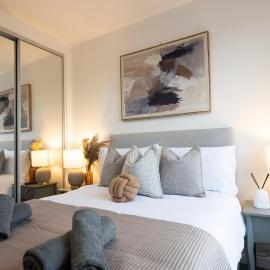 Modern 1BR Apt - Sleeps 4 - Parking - Balcony – hotel w mieście Hoo