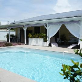 Villa Créoléna - Chambres d'hôtes avec piscine - option kitchenette - proche plage - calme absolu - Nord Grande-Terre, hotel in Anse-Bertrand