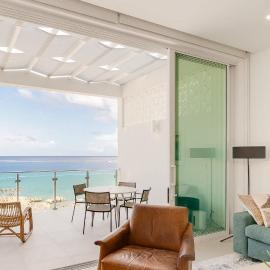 40 Sunset Point Vacations Luxury Oceanfront Condo West Bay, hotel u gradu West Bay