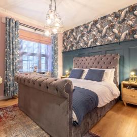 The Secret Garden, Donaghadee - The Hideaway - Lavish 3-DBR & Stylish 5-Beds - Sleep 7 - Hi-Speed Wi-Fi - Parking - Hot Tub - Garden, hotel in Donaghadee