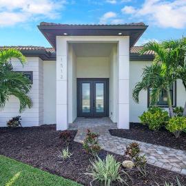 Alora Villa in Central Location with Southern Facing Fresh Water Canal - Vesteva, hotel sa Cape Coral