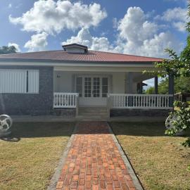Villa Valey, spacious and authentic, hotelli kohteessa Le Lamentin