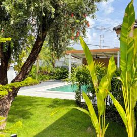 Lilly Pool Villa near Krabi Airport with Free Airport Shuttle, hotel in Ban Tha Nun
