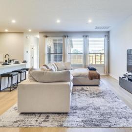 < 2 Mi Kalahari & Dell Diamond! Modern Townhome, Hotel in Round Rock