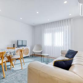 Vita Portucale ! Almada Chic Design 3BR, hotel v mestu Almada