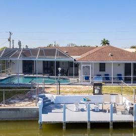 Lake Kennedy - Lakefront Home in Cape Coral, hotel sa Cape Coral