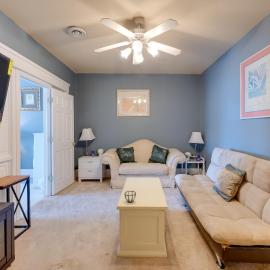 Walkable Racine Retreat! 1 Mi to Lake Michigan, хотел в Расин