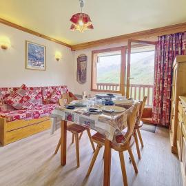 Appartement 2 pièces · Départ ski aux pieds · Balcon sud-ouest - FR-1-344-898, hotel in Les Bruyères