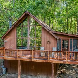 Fox Hollow - Hot Tub, Wifi, Pet Friendly, Screen Porch, Deck, Recreation Center, Pool Access, Golf Nearby, Hiking, Grill, Fireplace, King Bed, hotel a Hedgesville