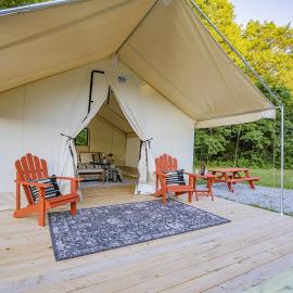 Nature's Haven with a Cozy River Escape, hotell i Cassville