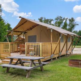 A Calm and Cozy Lakeside Glamping Retreat Awaits, מלון בOnalaska