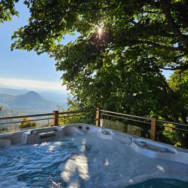 3 Chalets avec vue imprenable et SPA, hotel in Queyrières