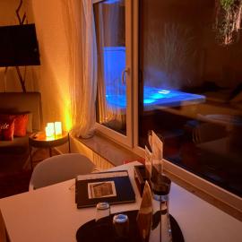 ROSMARIN - Kuschelige Fewo - Romantik & Entspannung im Whirlpool auf privater Terrasse, Ruhe & Hund willkommen - by FerienWohnenAmSee -, готель у місті Юберлінген