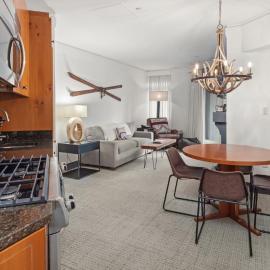 1302 Lodge At Spruce Peak Ski In Ski Out Two Bedroom By Stowe Mountain Rentals, hotel i Stowe