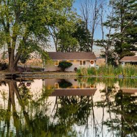 Pond Haven Retreat Wood-Burning HotTub & FirePit, hotelli kohteessa Mount Bethel