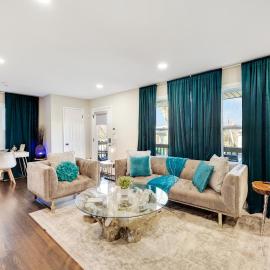 OneNinth-Luxury Downtown Retreat, hotel i Lee's Summit