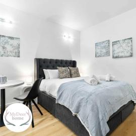 Charming City Escape Stylish CBD Suite with WiFi, hotel u gradu Adelejd