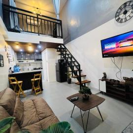 Homey Hideout- Athena and Noah Units, hotel en Magalang