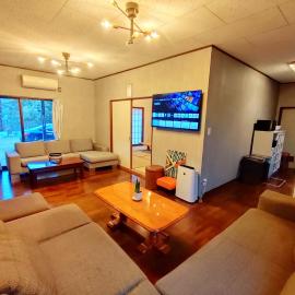 ビーチ コンビニ 温泉徒歩4分以内 BBQ無料 12人OK 5LDK戸建貸切宿 White sun villa, hotel di Shirako