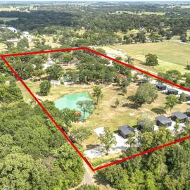 Tranquil Farmhouse Bungalow Retreat with Pool & Goats near Houston in Hempstead, Texas, hotel v destinácii Hempstead