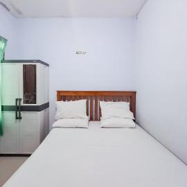 RedDoorz near Tugu Kartasura 2, hotel v destinácii Lawean