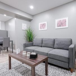 Renovated 2 Bedroom Basement Apartment Near 401 and Amenities, hotel a Bowmanville