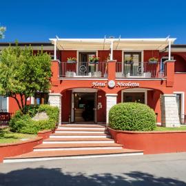 Hotel Nicoletta, готель у місті Санта-Марія-Наваррезе