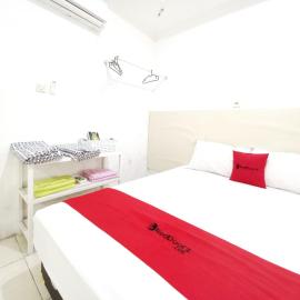 RedDoorz Syariah at Homestay Al Mustaqim Magetan, hotel sa Magetan