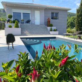 Independent Room in Villa with Pool