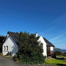Seabird Cottage, Harrapool Isle of Skye, hotel in Broadford