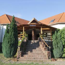 Vöröskő apartmanház, Hotel in Révfülöp